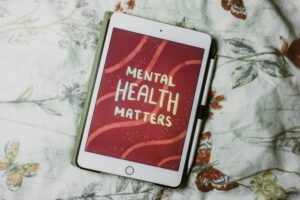 Планшет з екраном Mental Health Matters в естетичному чохлі на квітковій тканині.