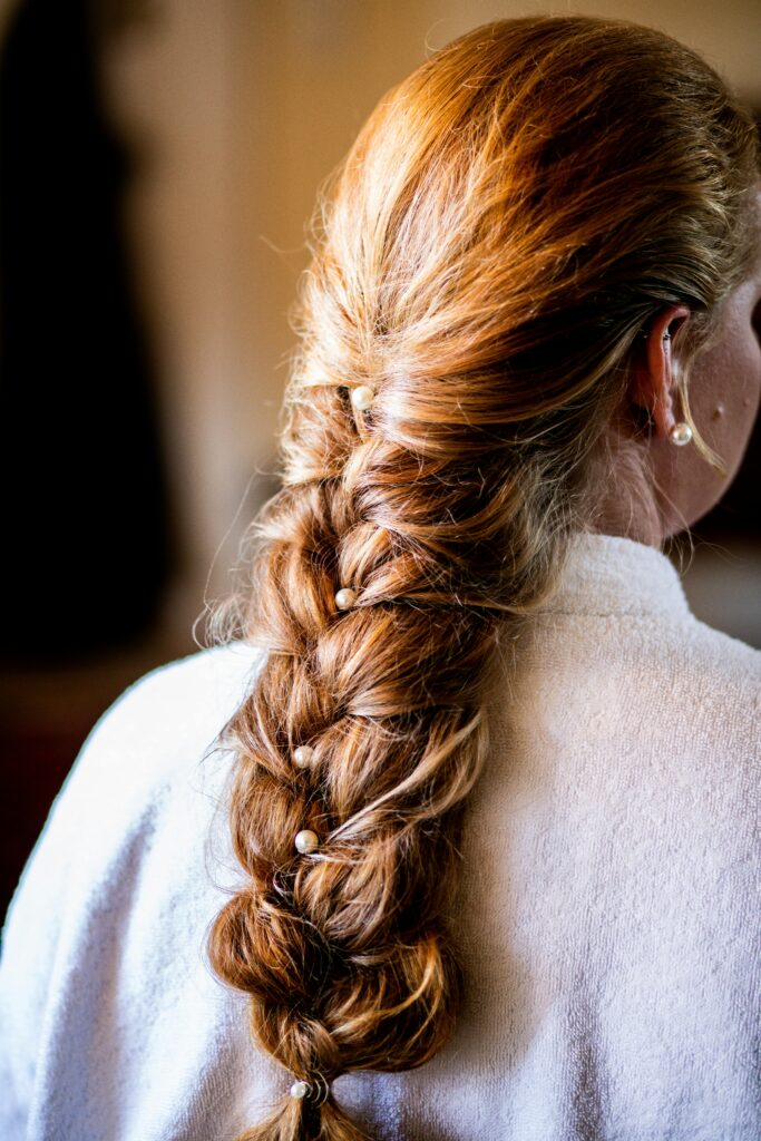 Плетена коса на доглянутому волоссі після відновлювальних процедур.