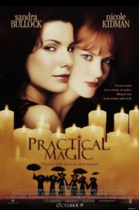 Постер фільму «Практична магія» із Сандрою Буллок та Ніколь Кідман на фоні запалених свічок, магічна естетика.