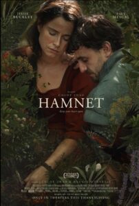 Постер драми «Гамнет» (Hamnet) режисерки Хлої Чжао із Джессі Баклі та Полом Мескалем серед густої зелені.