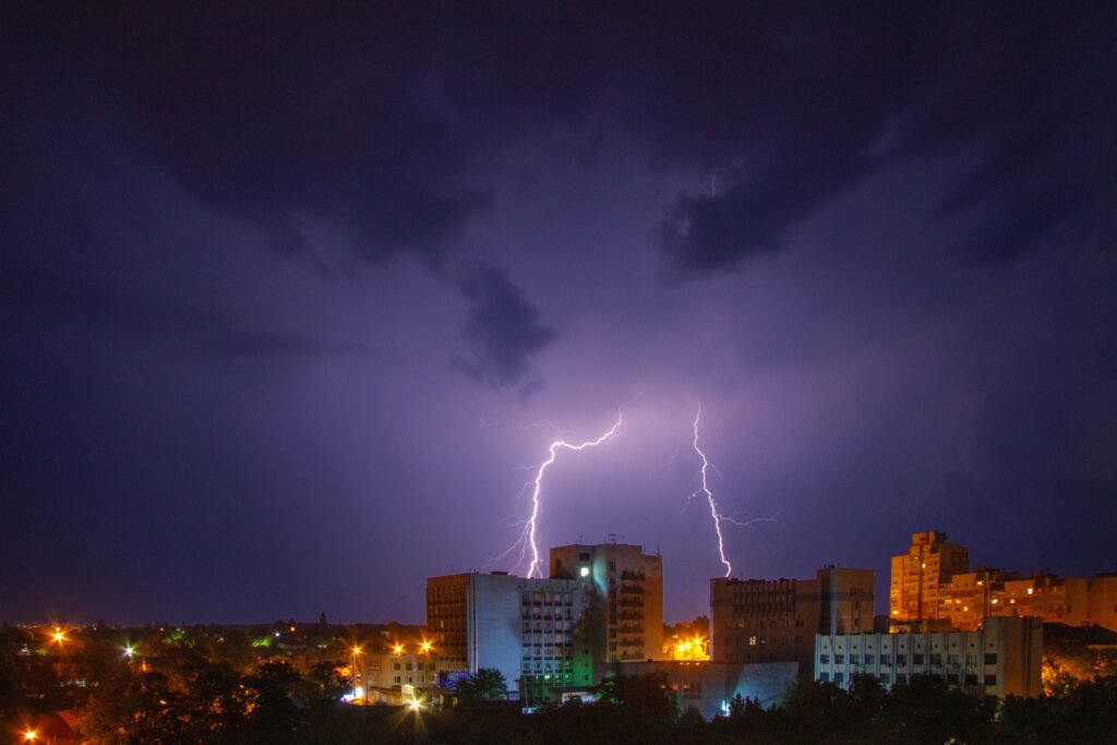 Гроза. Блискавка. Дощ.